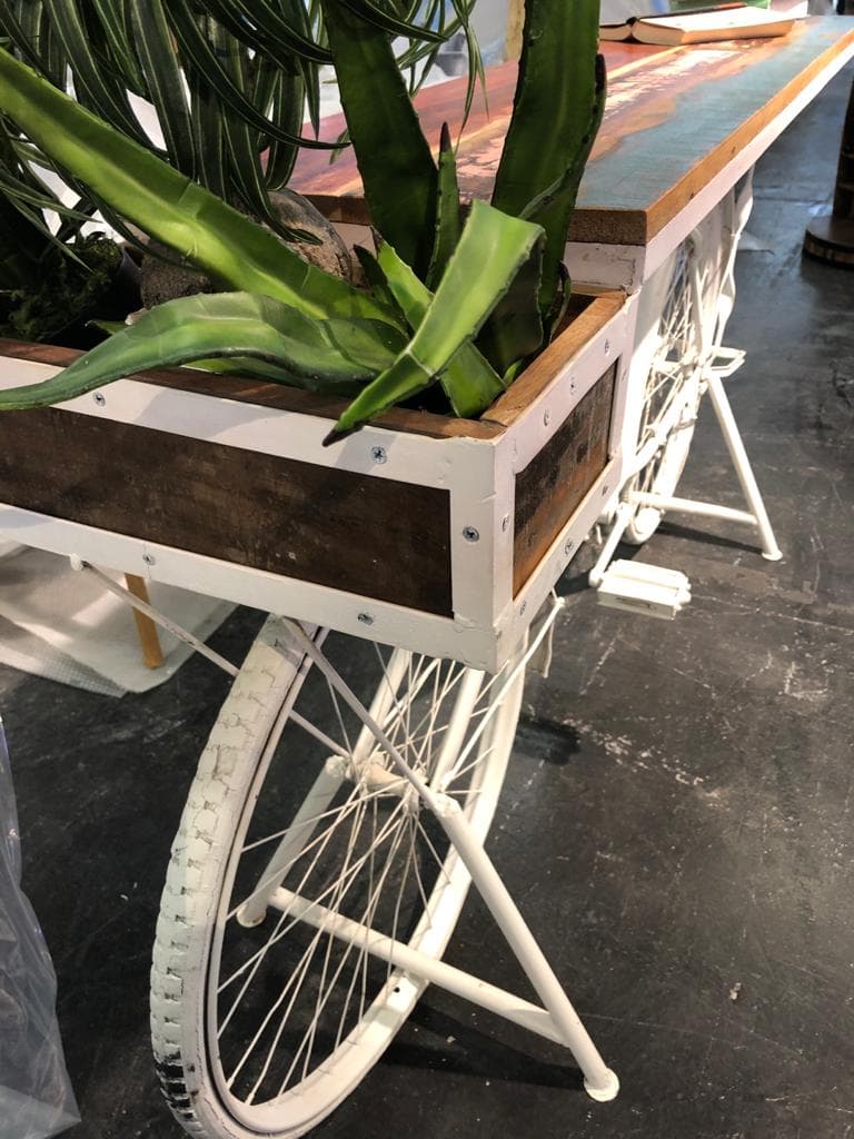 Stehtisch aus recyceltem Fahrrad